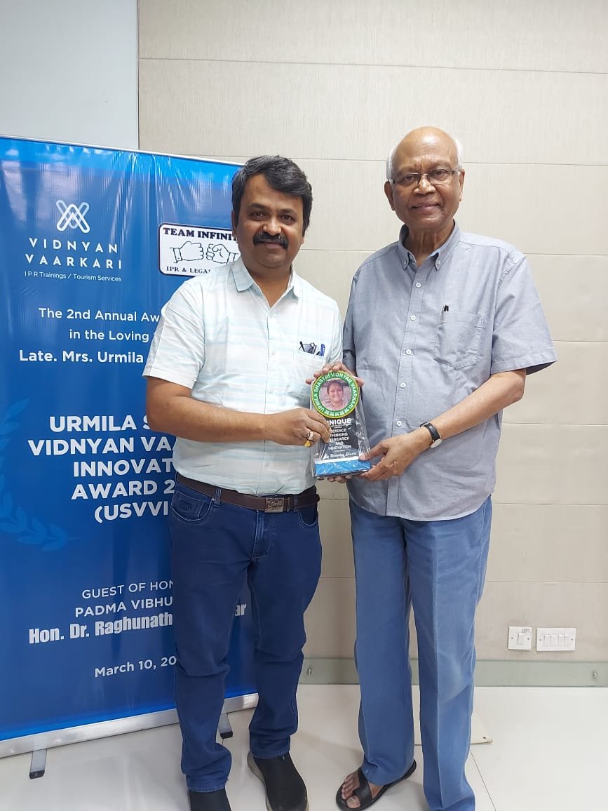 Receiving the Urmila Shastri Vidnyan Vaarkari Innovation Award with Padma Vibhushan Dr. Raghunath Mashelkar