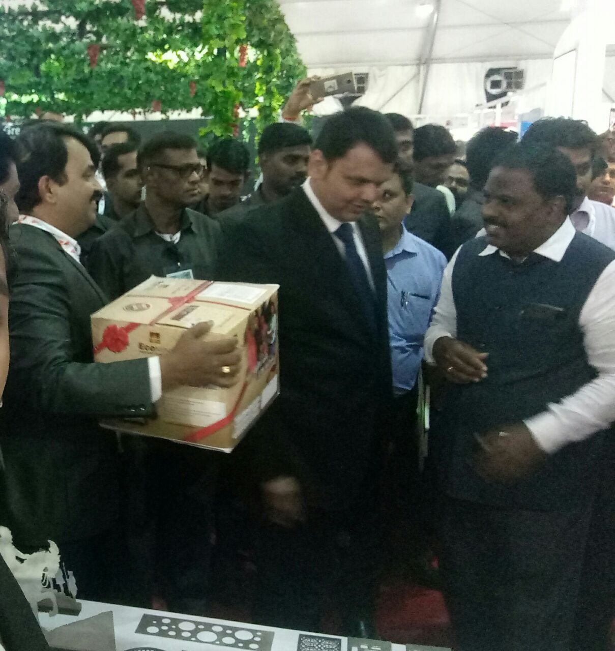 Founder Soumitra Kulkarni presenting Agneekaa Eco-Friendly stove to Devendra Fadnavis